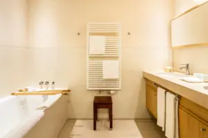 Bathroom with bathtub and washbasin, equipped with fittings and bathroom accessories.