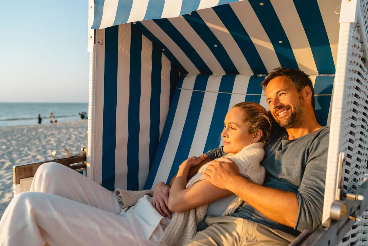 Ein Mann und eine Frau sitzen in einem Strandkorb.