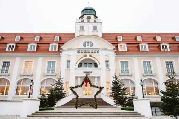 Exterior view of the Kurhaus Binz at Christmas Exterior view of the A-ROSA Hotel Kurhaus Binz at Christmas, with festive decorations.