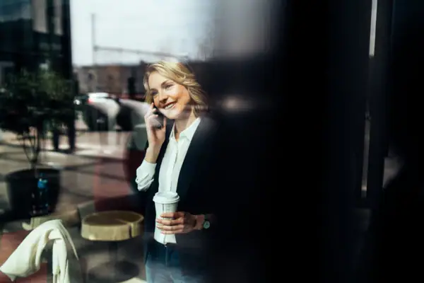 Persönlicher Event-Service Eventmanagerin im Gespräch mit Gast – individueller Service für erfolgreiche Veranstaltungen.