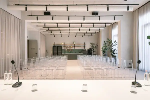 Tagungsraum Ein Tagungsraum mit vielen klaren Stühlen.