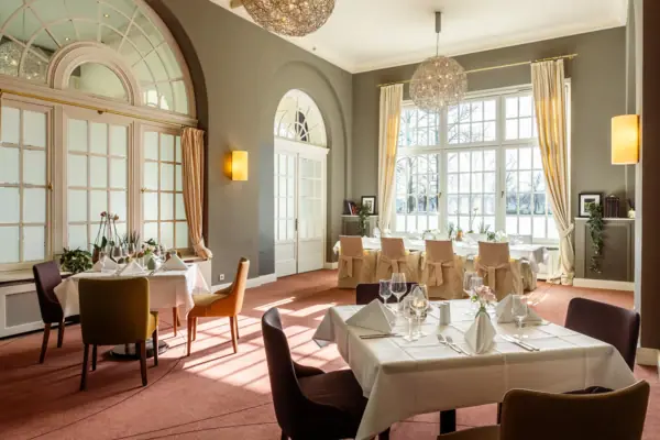 A room with tables and chairs at A-ROSA Travemünde.