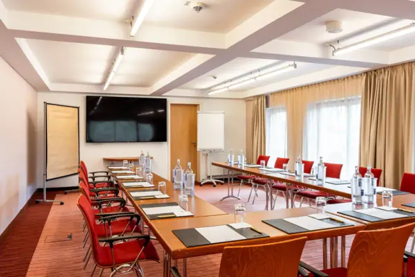 A room with tables and chairs at A-ROSA Travemünde.