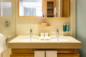 Bathroom with mirror and washbasin