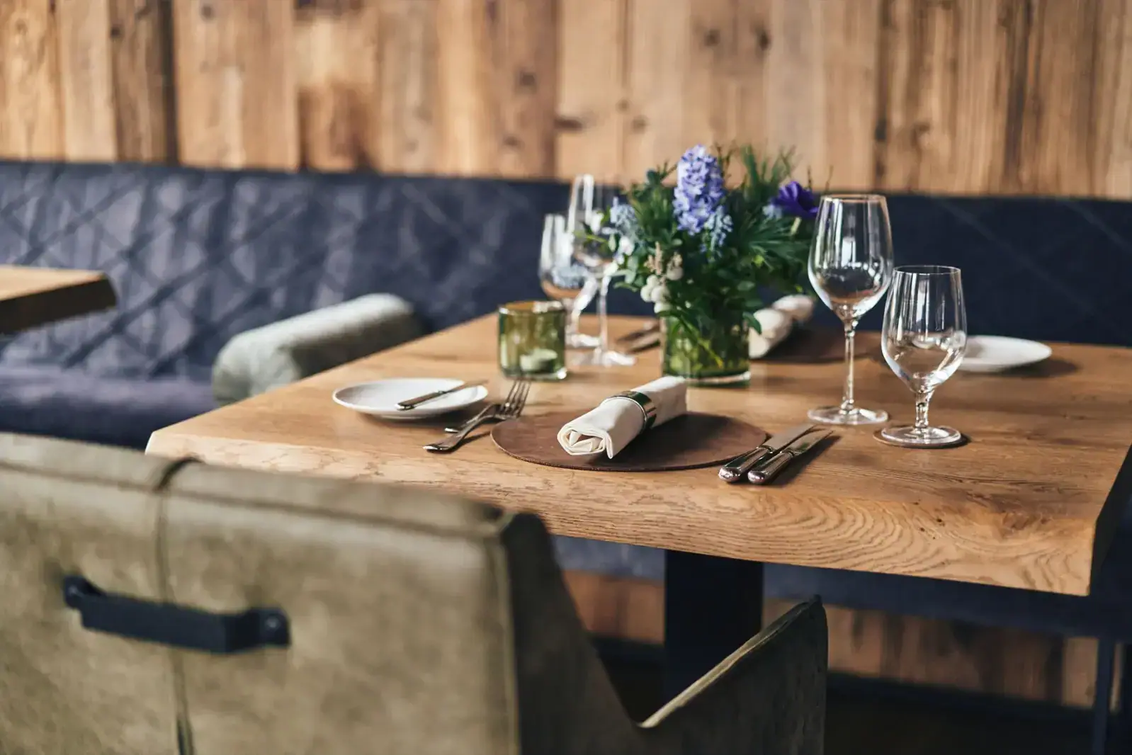Carnozet Ein Tisch in einem Restaurant mit Weingläsern und Servietten.
