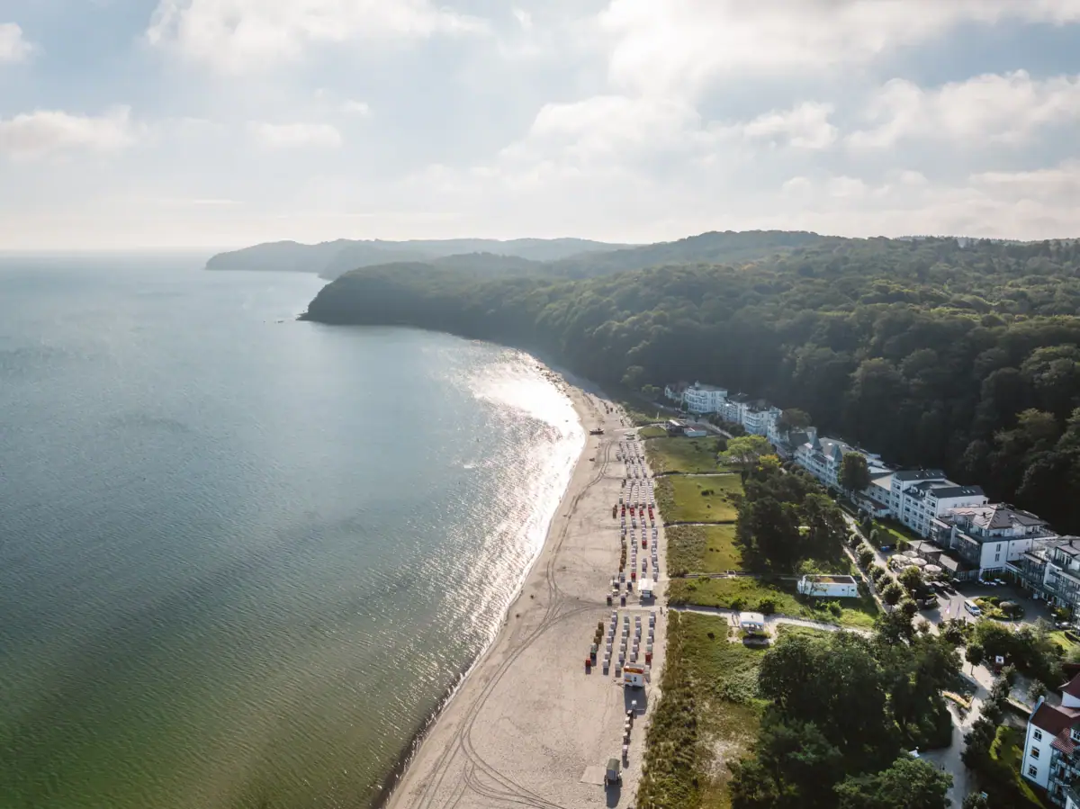 Ein Strand mit vielen Menschen und Bäumen.