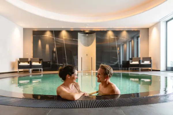 A man and a woman in the pool at the A-ROSA Ceres am Meer in Binz