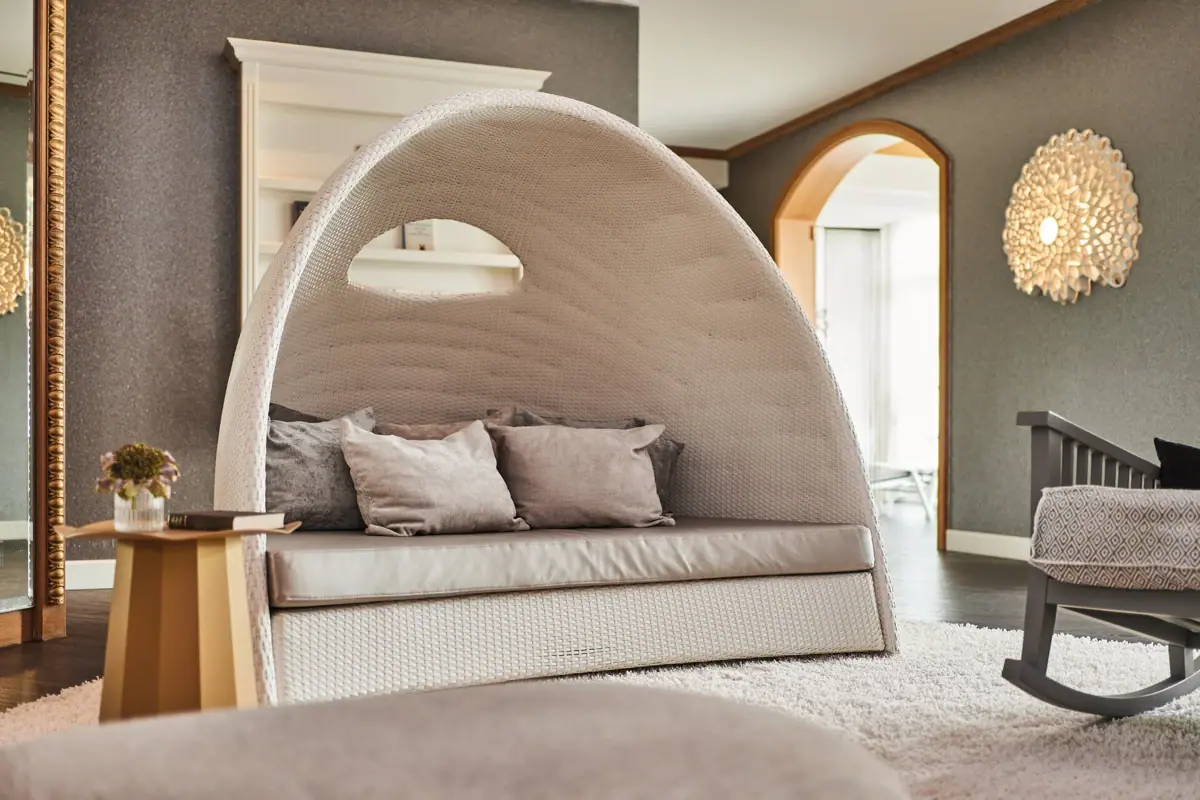 A daybed with cushions at SPA-ROSA Binz.