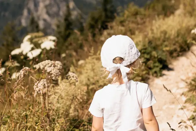 Hiking with children in the Kleinwalsertal A child is looking at the mountains.