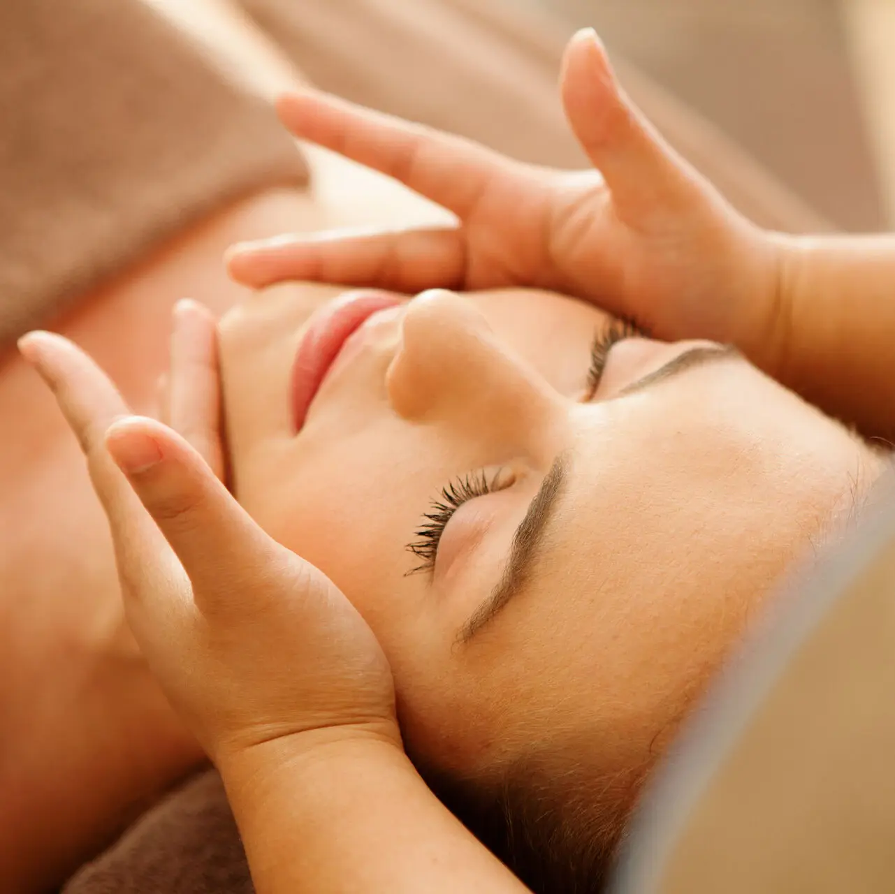 Relaxing facial treatment at SENSO Spa Straubinger in Bad Gastein with professional wellness therapy.
