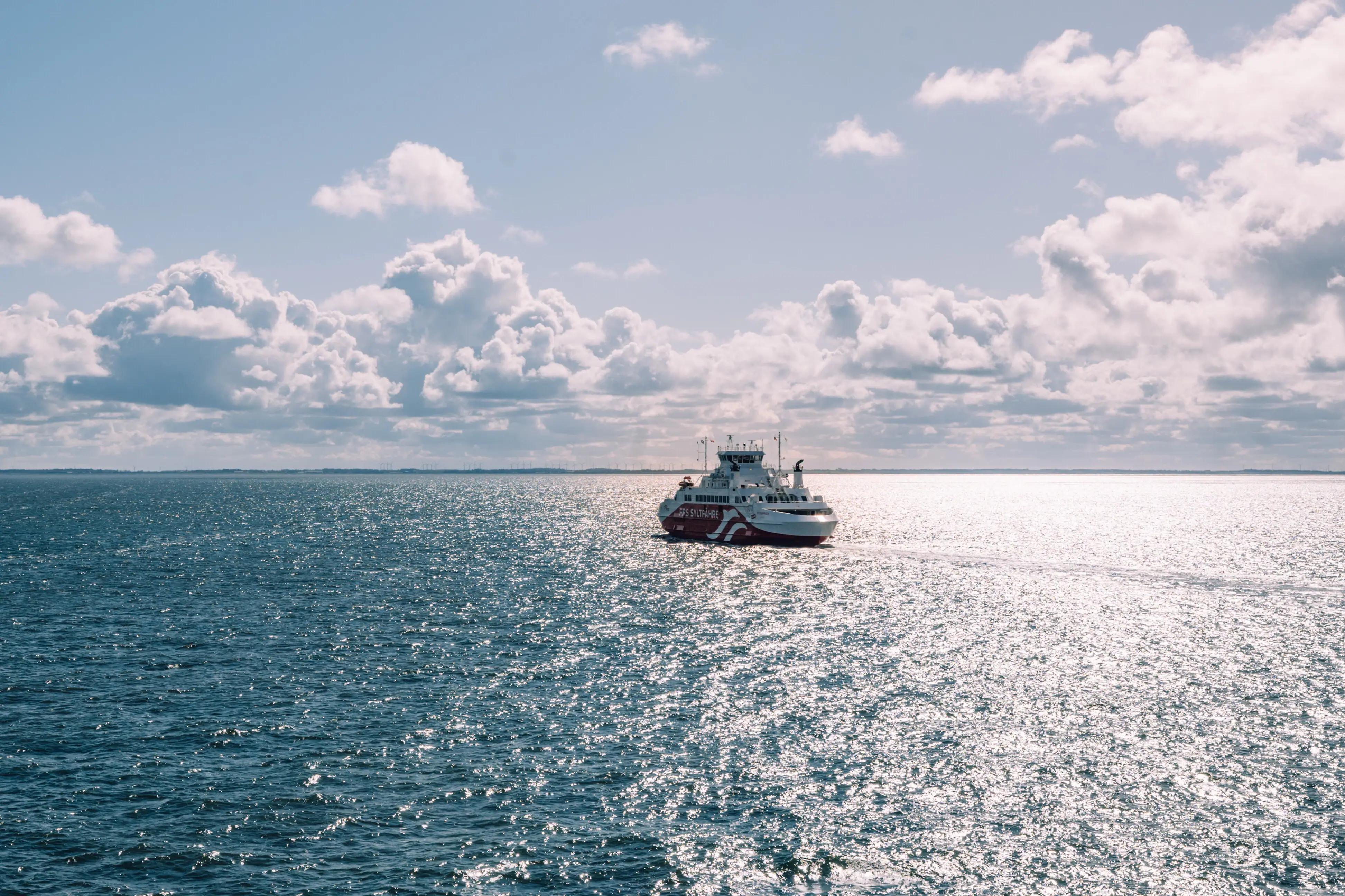 Ein Boot im Ozean