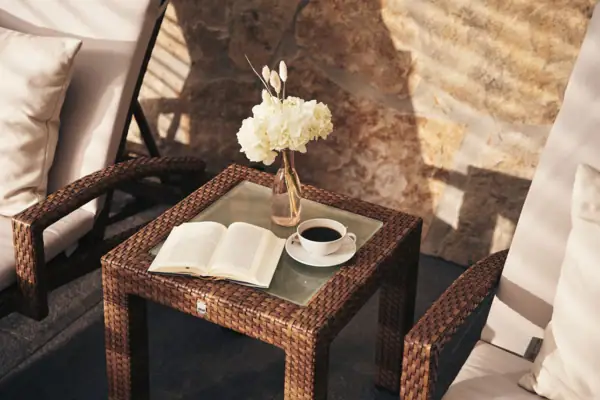 Kaffeetasse und Buch auf einem Tisch