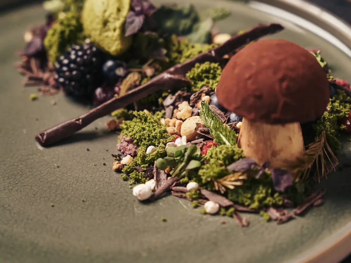 Dessert Ein Teller mit einem Gericht aus Pilzen und Beeren.