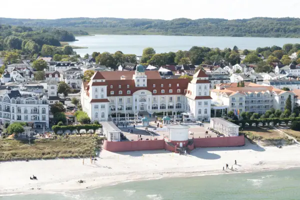 A-ROSA Kurhaus Binz Das Kurhaus Binz direkt am Strand gelegen.