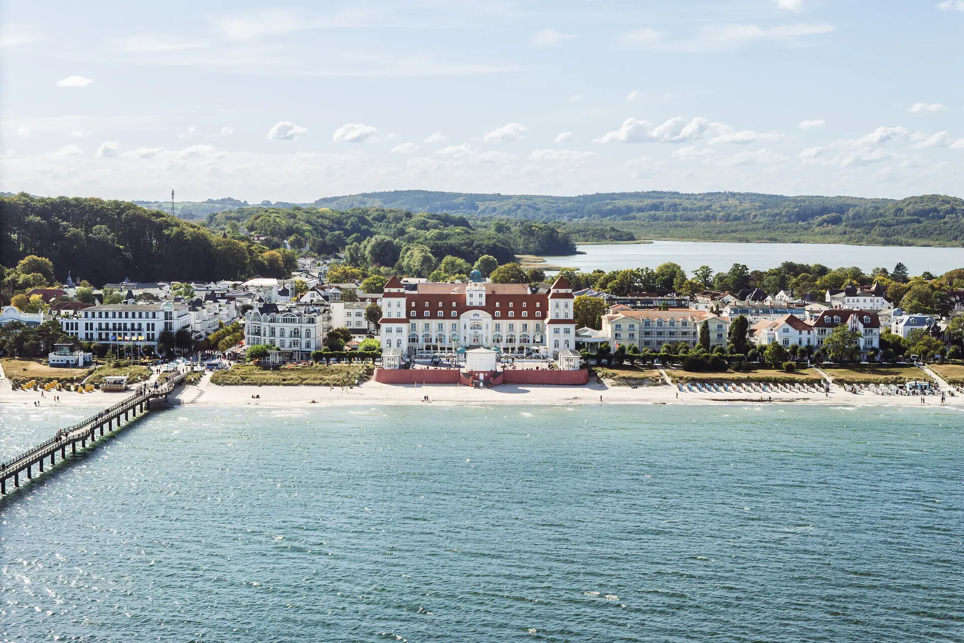 Ein großes weißes Gebäude neben einem Gewässer.