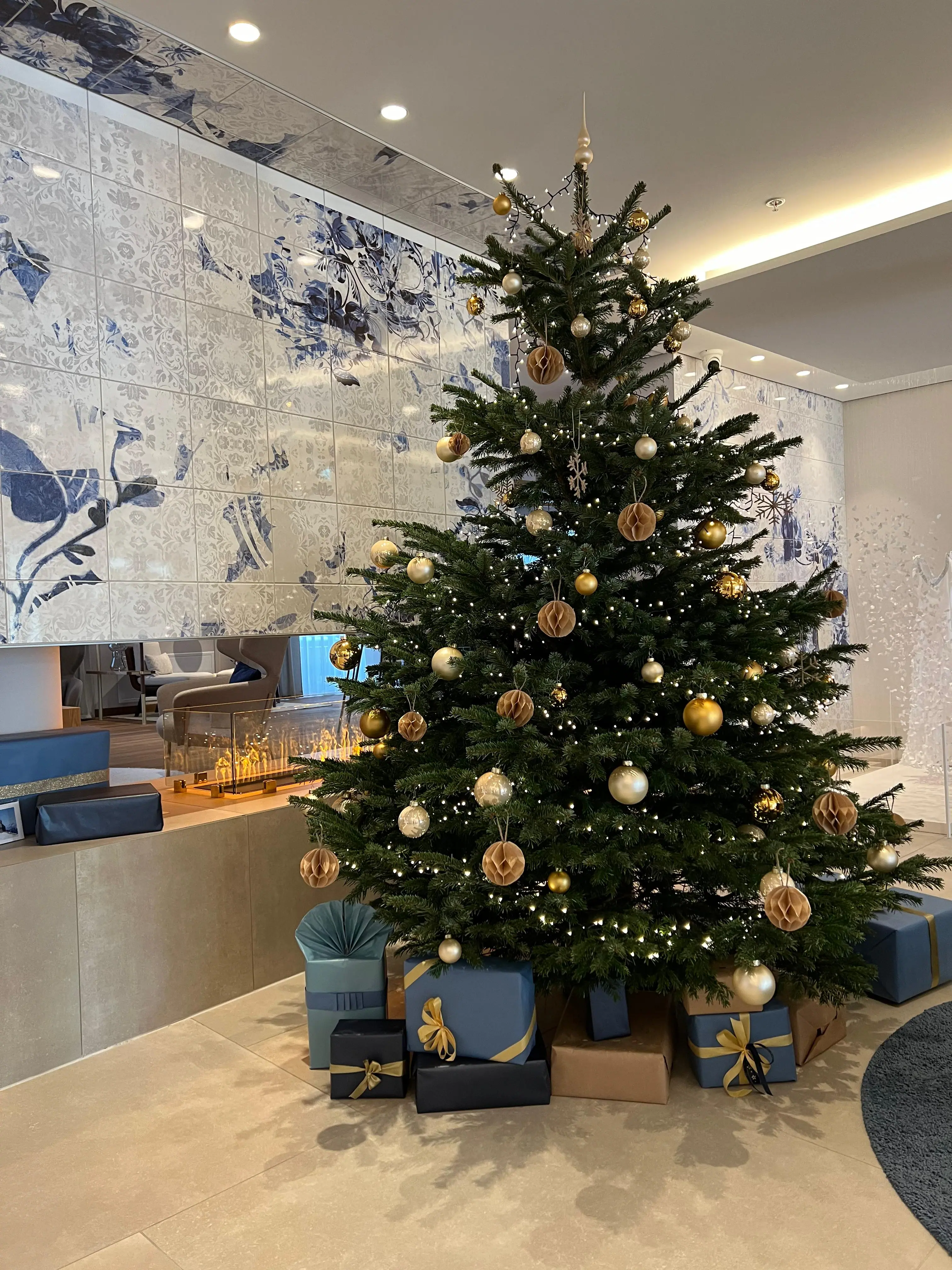 Christmas tree with presents