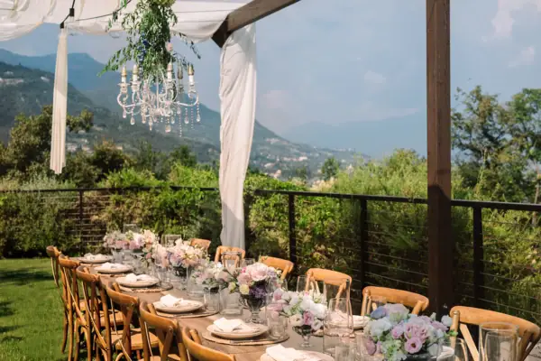 Outdoor-Setup bei Tag im A-ROSA Gardasee Hochzeitstafel im Freien mit Blick auf die Berge und den Gardasee.