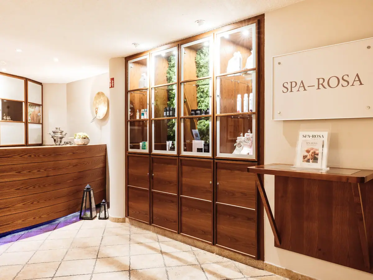 SPA-Rezeption im Gothischen Haus Wernigerode mit Schrank und Theke.