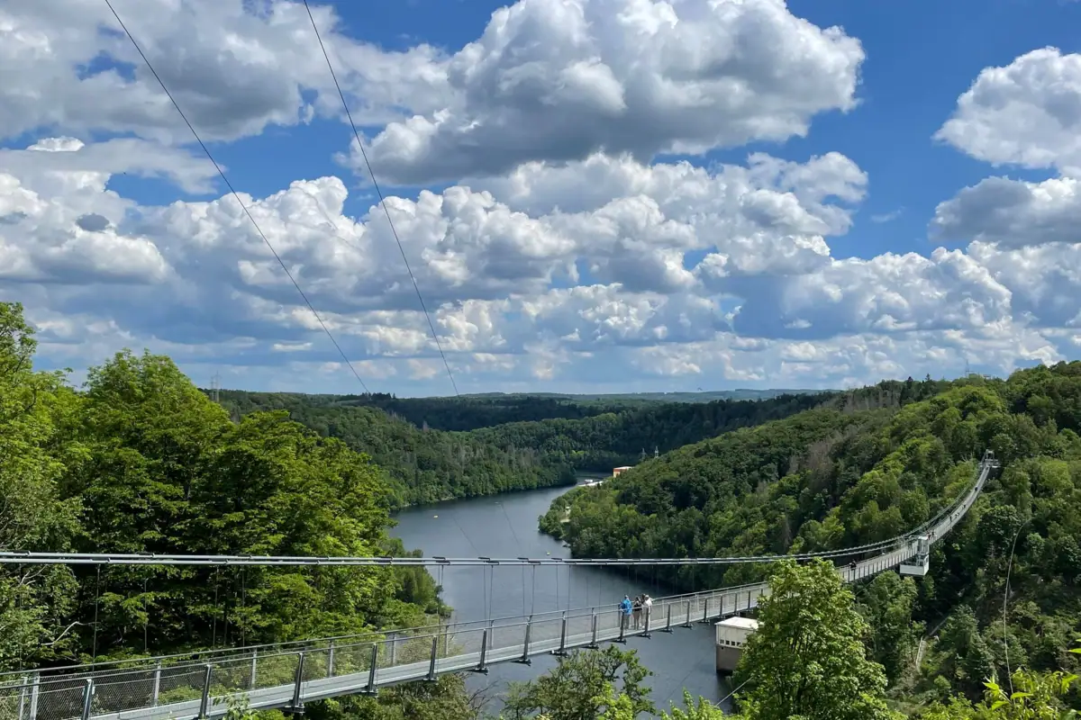 Eine Brücke über einen Fluss