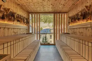 Eine Sauna mit Holzbänken und einem Fenster.