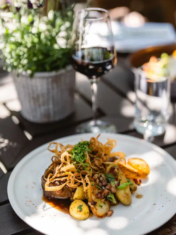 Ein Teller mit Essen und ein Glas Wein.