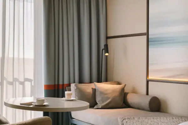 Ein Sofa mit einem Couchtisch und einer Lampe in einem Raum.