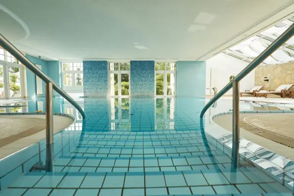 Indoor swimming pool A large indoor swimming pool with steps.