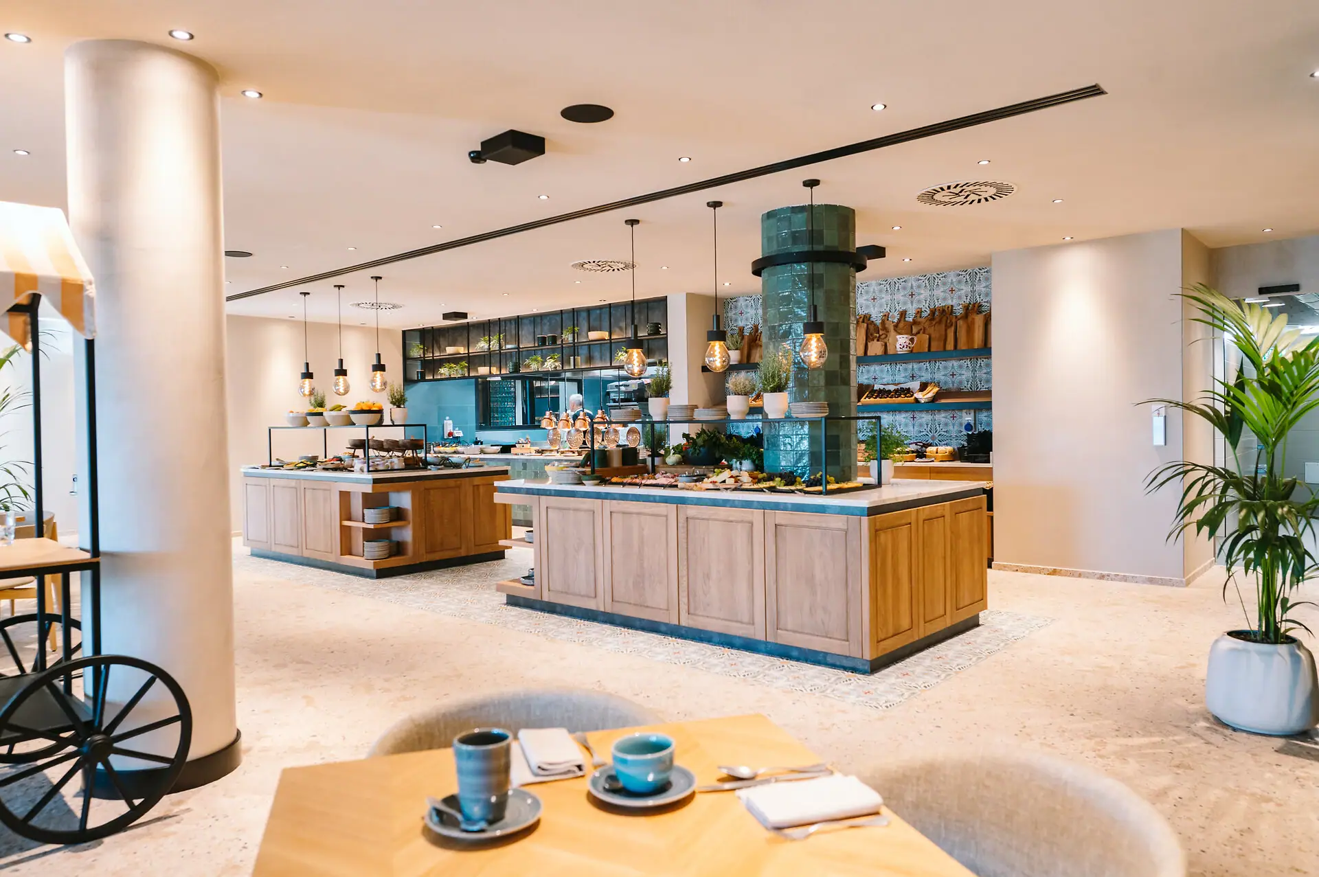 Ein Restaurant mit Buffet. Es sind verschiedene Stationen zu sehen, die unterschiedliches Essen präsentieren.