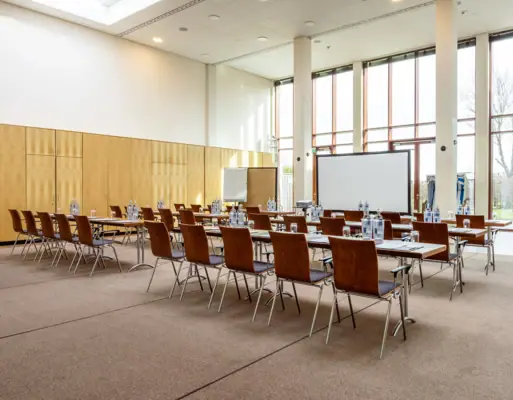 A room with tables and chairs at A-ROSA Travemünde.