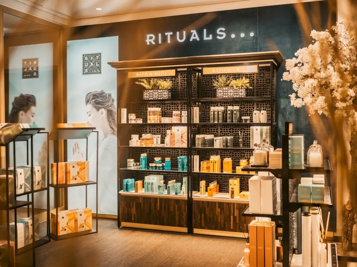 Produkte von RITUALS Kosmetikauslage in einem SPA-Shop