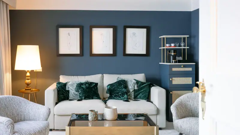 Wohnzimmer mit einem Sofa und Sesseln.