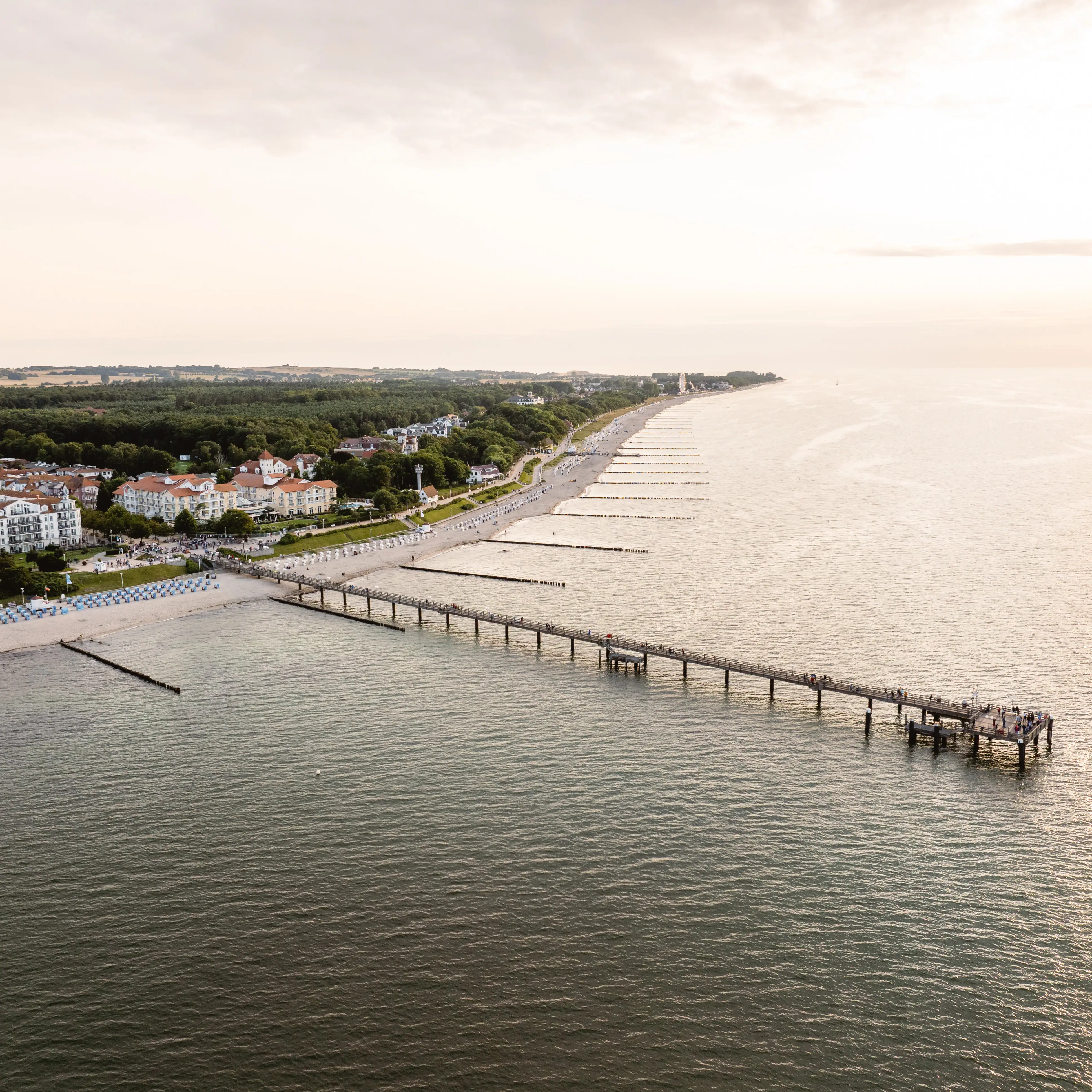 Ein langer Pier auf dem Wasser.
