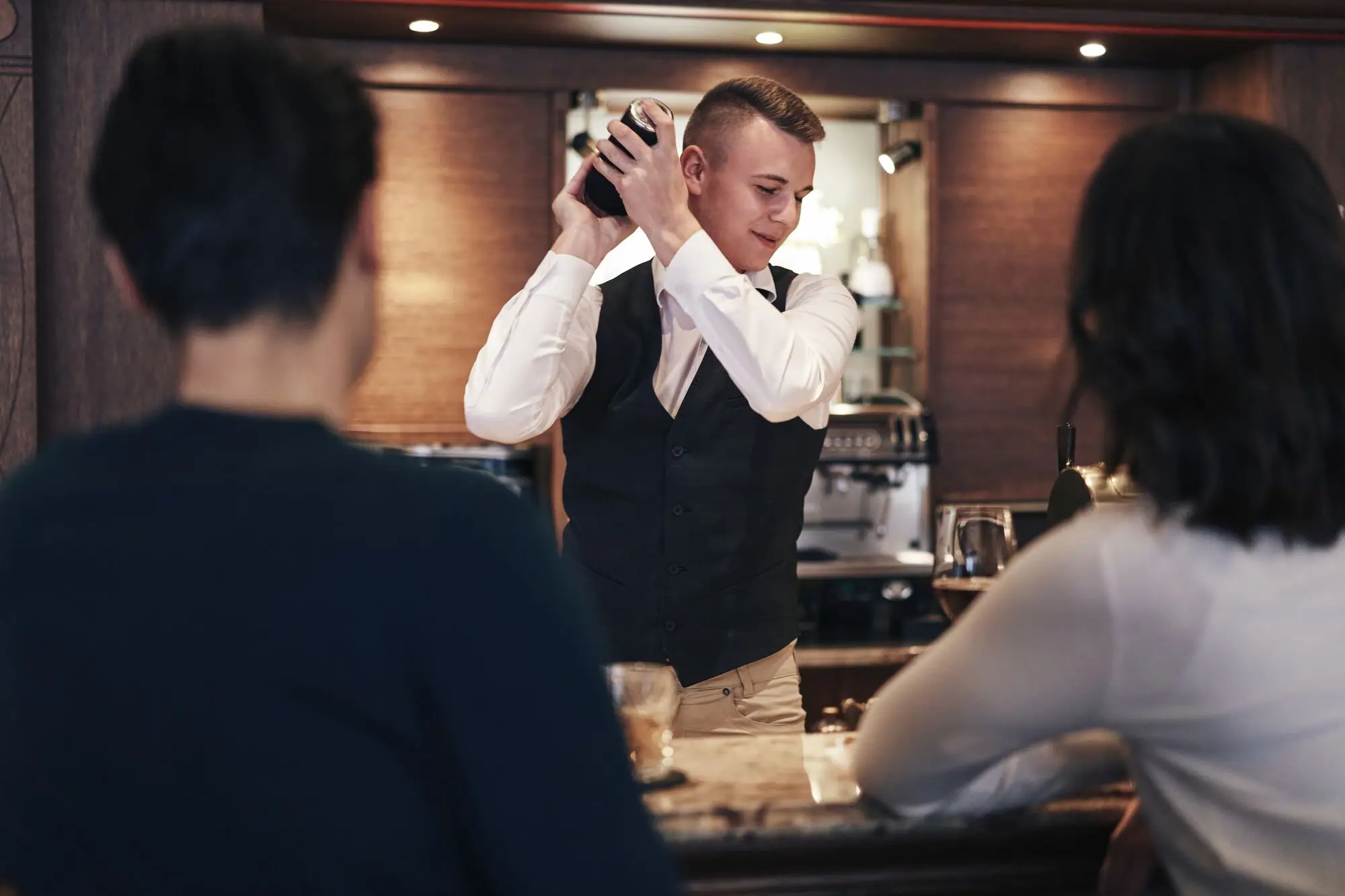 Ein Mann einen Cocktail vor Publikum in einer Bar.