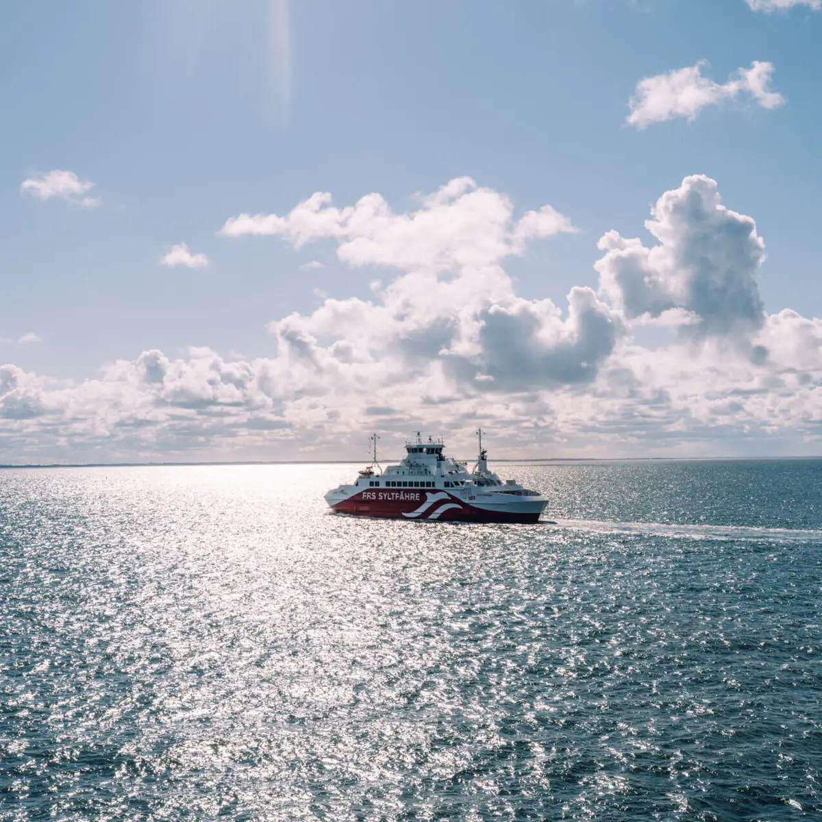 Ein Boot auf dem Wasser unter einem bewölkten Himmel.