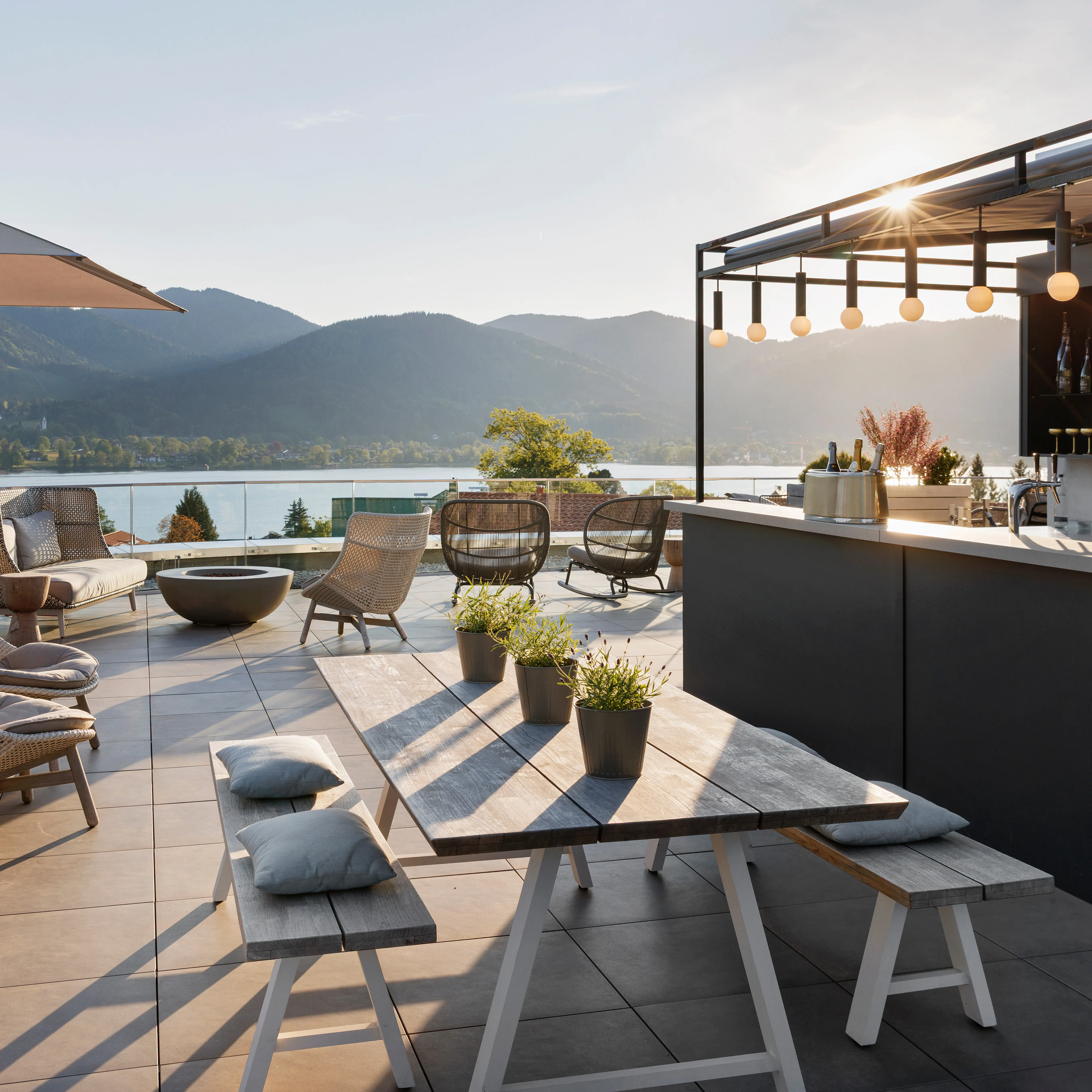 The NI Bar at A-ROSA Tegernsee, with views of the mountains and the lake.