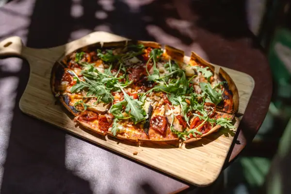 Pizza auf einem Schneidebrett