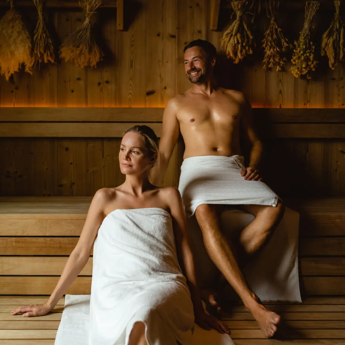 A man and a woman in a sauna at SPA-ROSA Sylt.