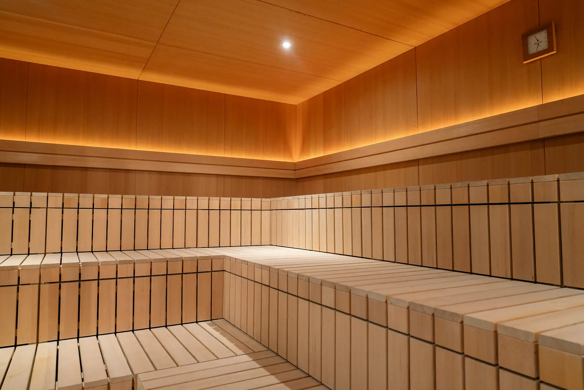 Bio-Kräutersauna Helle Holzsauna mit Kräuterduft im A-ROSA Gardasee.