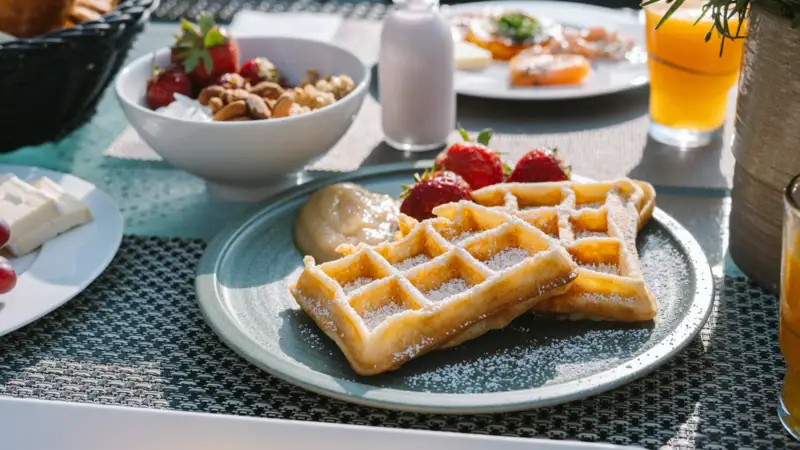 Waffeln und Obst auf einem Tisch