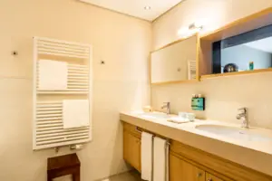 Bathroom with washbasin and mirror