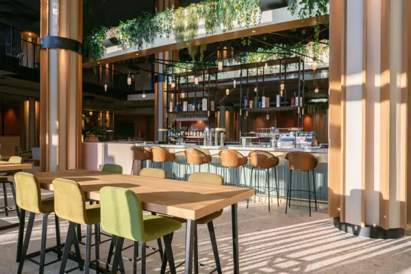 Bar- und Loungebereich im A-ROSA Gardasee Moderne Bar mit hohen Decken, eleganten Holzelementen und Sitzbereichen im A-ROSA Gardasee.