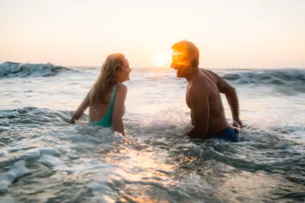 Ein Mann und eine Frau im Wasser.