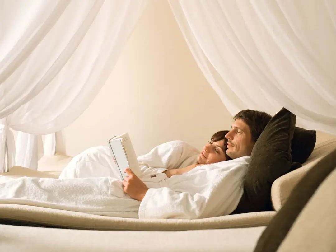 Ein Mann und eine Frau liegen auf einem Bett.