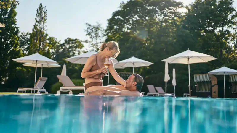 Ein Mann und eine Frau in einem Pool.