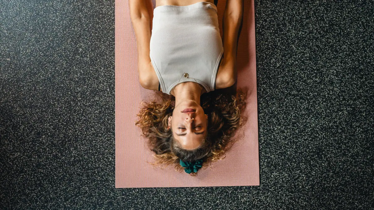 yoga close-up A woman is lying on a yoga mat.