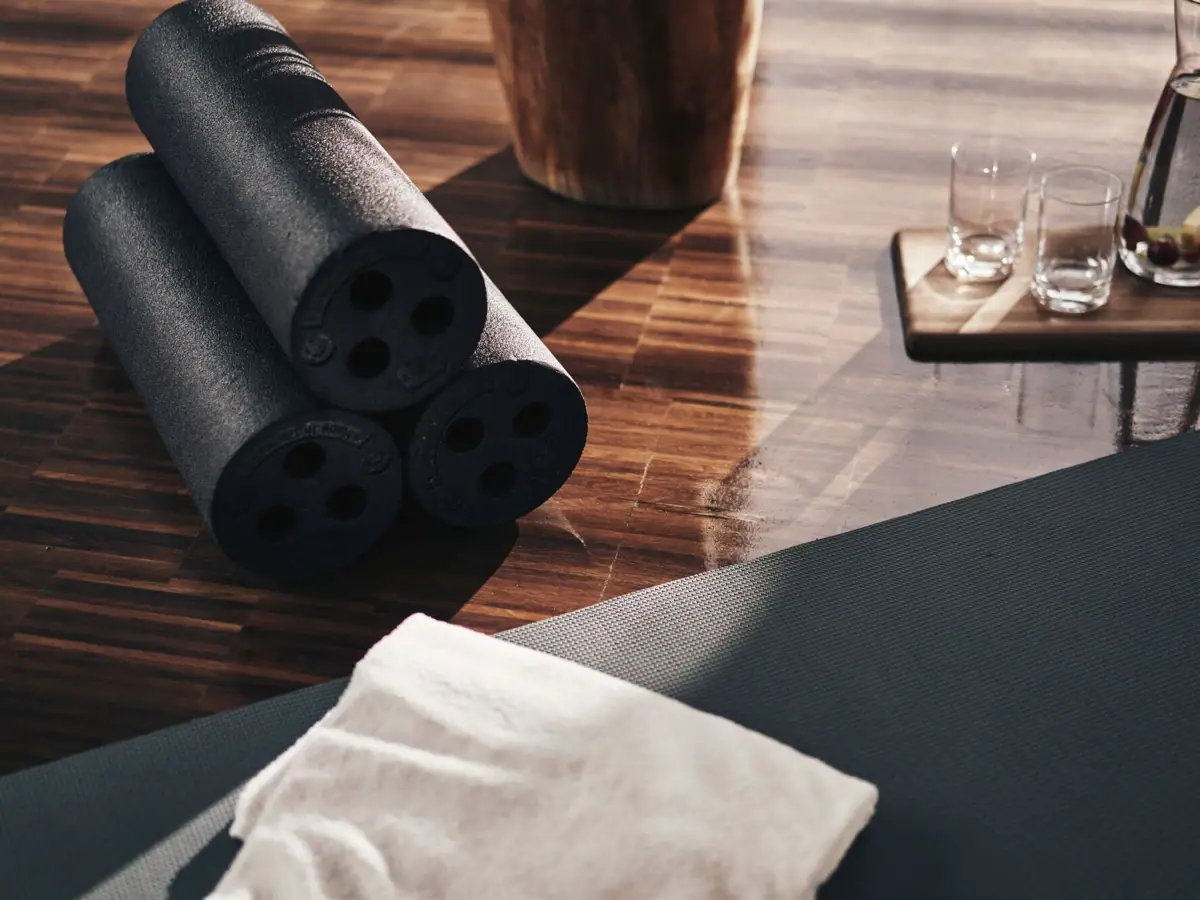 Yogamatten und Gläser auf einem Tisch