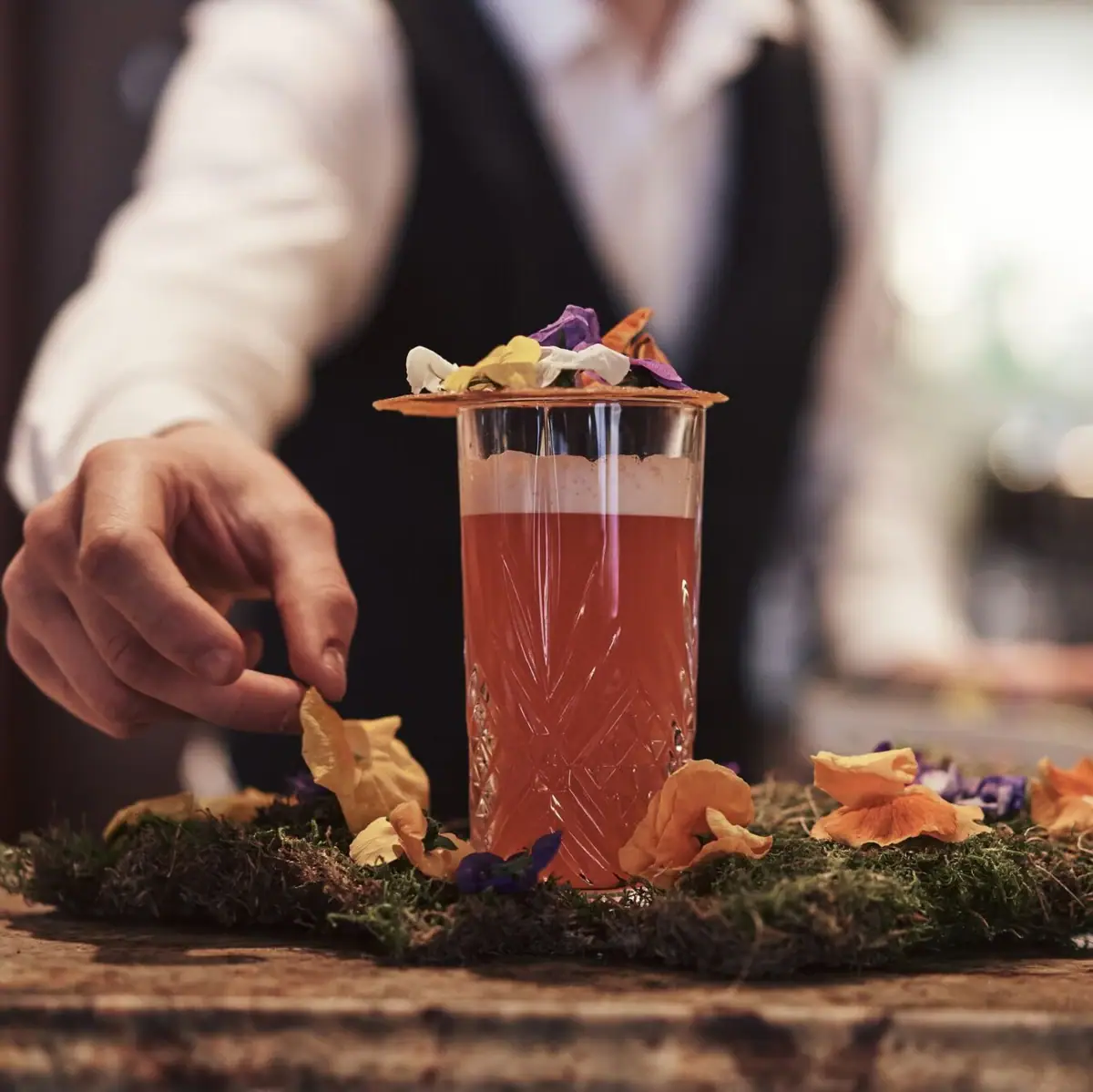 Anrichten eines Cocktails in der Kaminbar