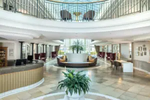 Großer Raum mit einem runden Tisch und Stühlen.