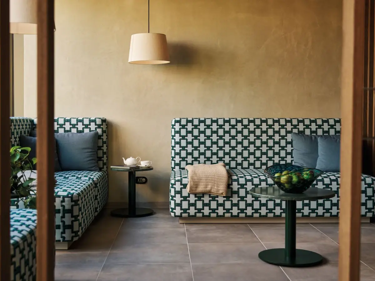 Modern relaxation lounge with patterned seating and cosy atmosphere at the SPA-ROSA in the Straubinger Grand Hotel Bad Gastein.
