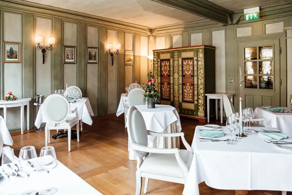 Gaststuben Ein Raum mit Tischen und Stühlen, eingerichtet für ein gehobenes Essen.